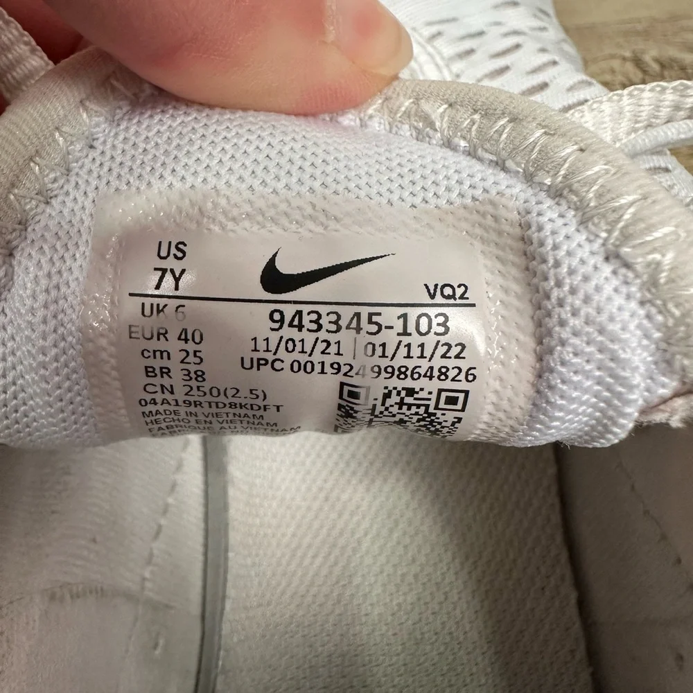NIKE Air Max 270 Triple White Running Shoes Size 7